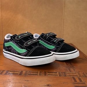 TODDLER GLOW WEB OLD SKOOL V SHOE SIZE 7.5  COLOR BLACK/WHITE/GREEN